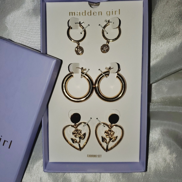 NEW Never Worn Madden Girl Trio Earring Set - Picture 2 of 5